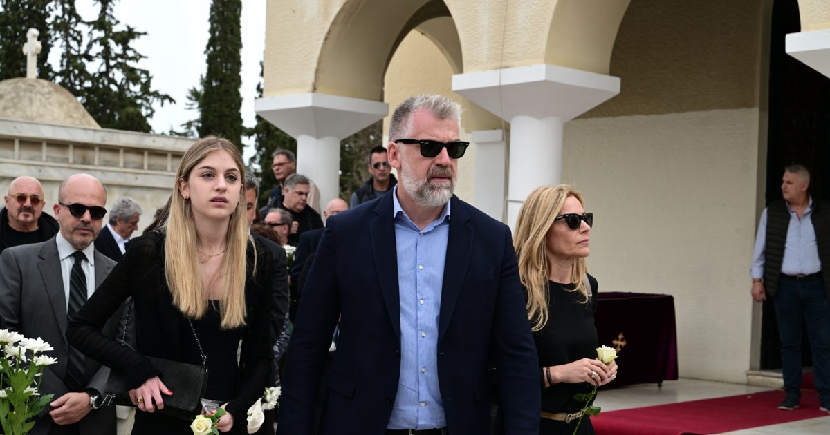 Το τελευταίο αντίο στην Άννα Παναγιωτοπούλου: Συγκίνηση στην κηδεία της σπουδαίας ηθοποιού [εικόνες] - εικόνα 27