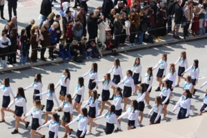 Αλεξανδρούπολη: Ανήλικοι φωνάζουν συνθήματα υπέρ της Χρυσής Αυγής, χαιρετούν ναζιστικά και πετούν αβγά - εικόνα 3