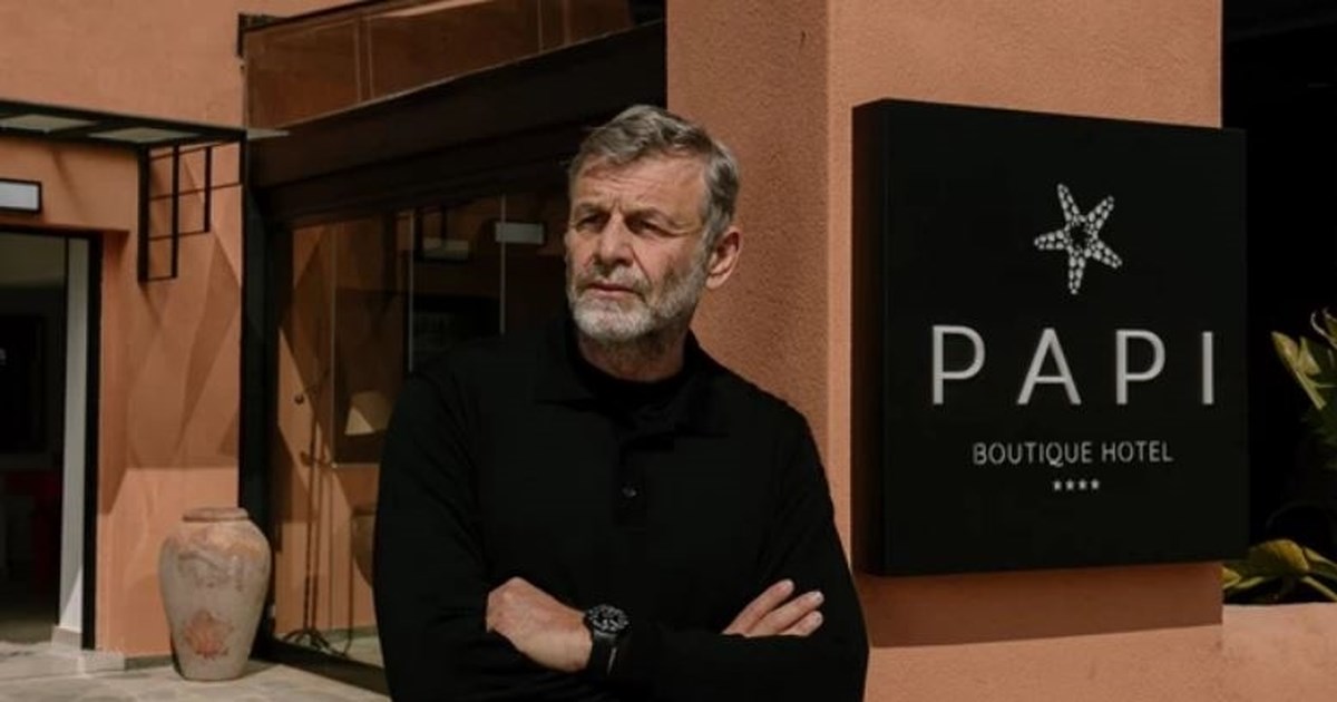 Ο Απόστολος Γκλέτσος μας ανοίγει το ξενοδοχείο του στην Αίγινα