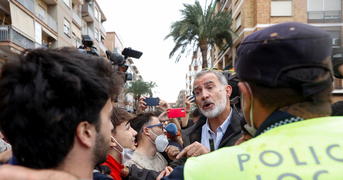 "Λύγισε" η Λετίθια: Η στιγμή που της μιλάει πλημμυροπαθής στη Βαλένθια και η βασίλισσα της Ισπανίας ξεσπάει σε κλάματα