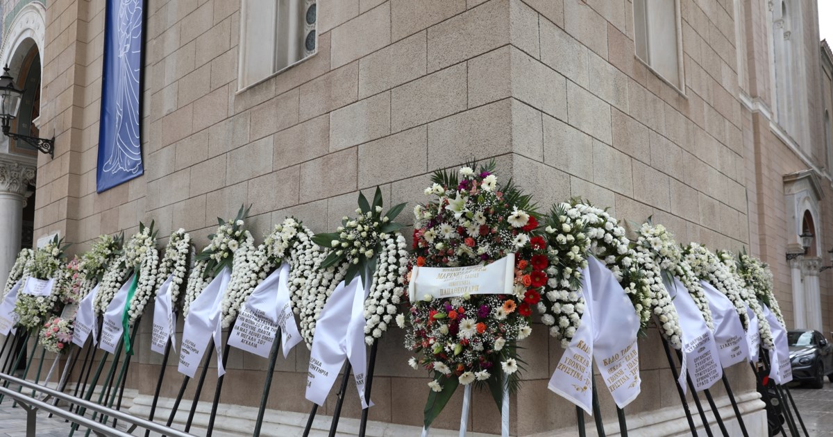 Κηδεία Μαρινέλλας: Το στεφάνι του Κυριάκου και της Μαρέβας Μητσοτάκη με δύο μόνο λέξεις [εικόνα]