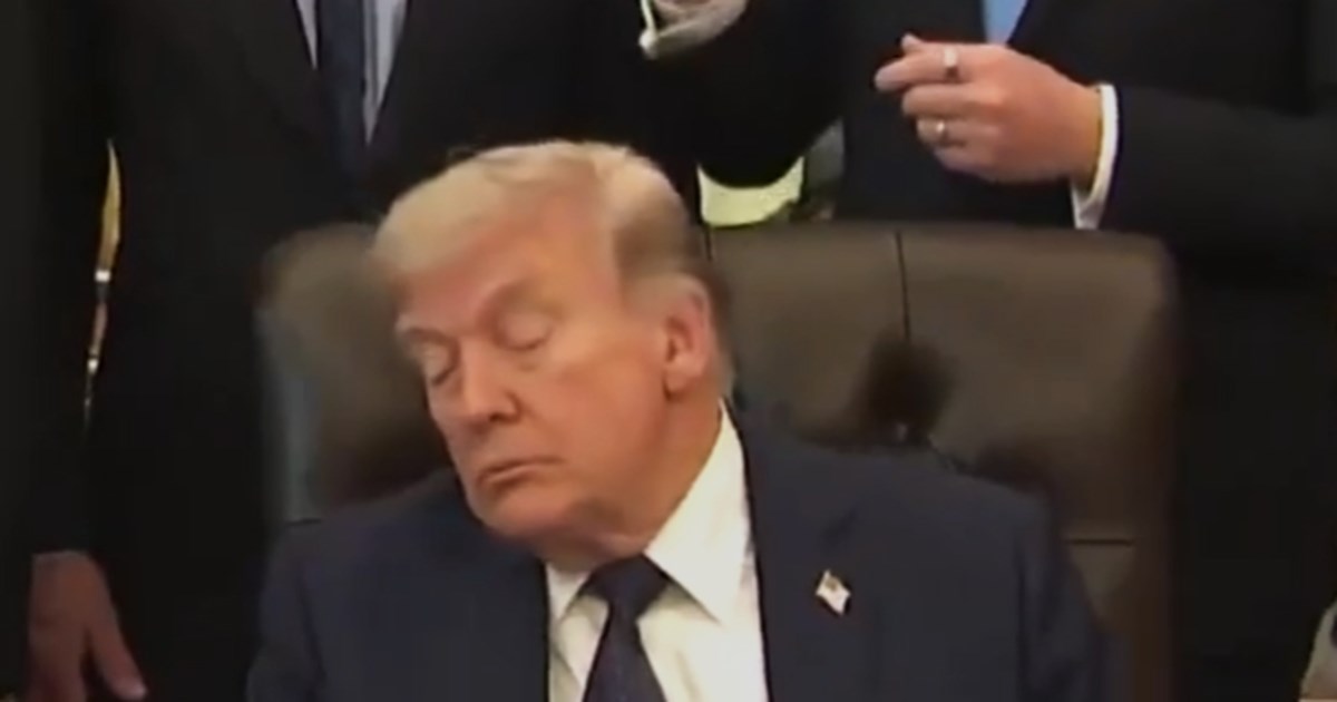 Ντόναλντ Τραμπ: Αποκοιμήθηκε στο Οβάλ Γραφείο; Τα σενάρια για την υγεία του