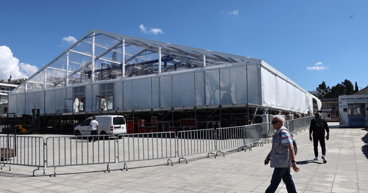 Καλλιμάρμαρο: Ξεκίνησε το ξήλωμα της τεράστιας μεταλλικής κατασκευής που είχε στηθεί μπροστά από το Παναθηναϊκό Στάδιο