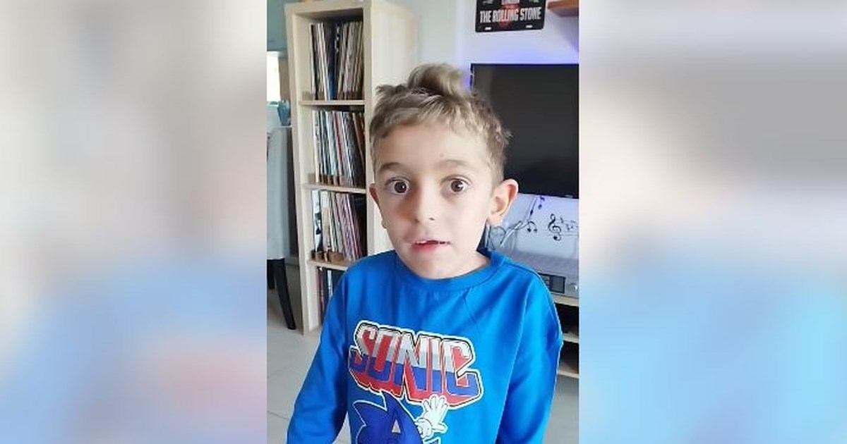 Συγκινεί ο Παναγιώτης Ραφαήλ: Λέει τα κάλαντα και στέλνει ευχές για τα Χριστούγεννα [βίντεο]