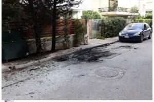 Επίθεση με μολότοφ έξω από το σπίτι της προέδρου του Αρείου Πάγου: Στόχος ήταν ο αστυνομικός - Έσβησε τη φωτιά από το σώμα του - εικόνα 3