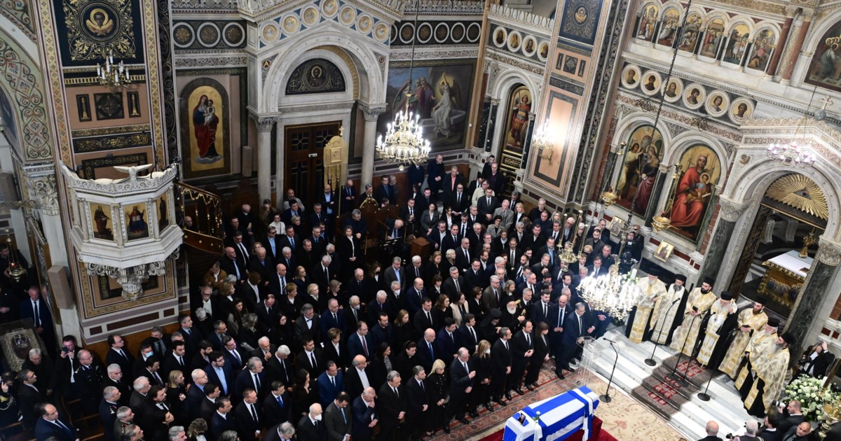 Κηδεία Κώστα Σημίτη: Συντετριμμένες η Δάφνη και οι κόρες τους, Φιόνα και Μαριλένα [εικόνες] - εικόνα 14