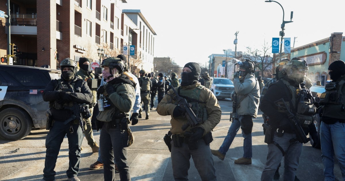 Βίντεο-σοκ από τη Μινεάπολη: Οι πράκτορες της ICE ρίχνουν στο έδαφος τον διαδηλωτή και τον πυροβολούν θανάσιμα - εικόνα 4