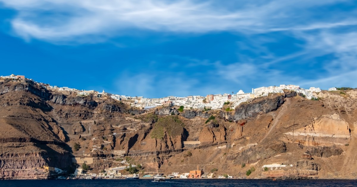 Το "ηρωικό" σουβλατζίδικο της Σαντορίνης που μένει ανοιχτό παρά τους σεισμούς: Δεν κλείνουμε, πρέπει κάπου να φάνε οι άνθρωποι