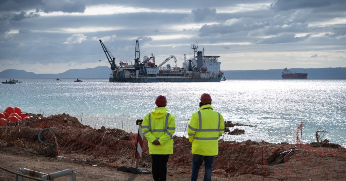 Σαλαμίνα: Μυστήριο με κλοπή αυτοκινήτου που βρέθηκε καμένο - Εξετάζεται αν συνδέεται με το σαμποτάζ στον αγωγό της Αίγινας - εικόνα 2