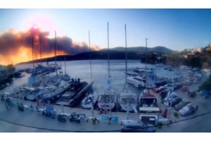 Σκύρος: Μάχη σε δύο μέτωπα δίνουν οι πυροσβέστες - Μεγάλη προσπάθεια να ανακοπεί η πορεία της - Ισχυροί άνεμοι στην περιοχή
