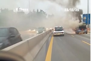 Φωτιά σε ταξί στο Πεδίον του Άρεως - Πού έχει διακοπεί η κυκλοφορία