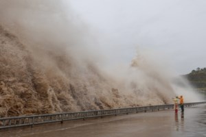 Χάος στην Κίνα: Τουλάχιστον 10 νεκροί από καταρρακτώδεις βροχές - Κτίρια κατέρρευσαν και χιλιάδες εγκατέλειψαν τα σπίτια τους - εικόνα 2