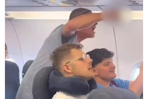 Αγωνία στον αέρα: Επιβάτης προσπάθησε να ανοίξει την πόρτα του αεροσκάφους, τον άρπαξαν και τον ξυλοκόπησαν μέχρι λιποθυμίας