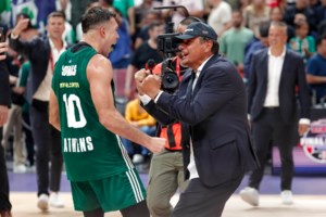 Παναθηναϊκός:"Βουντού Βουντού" στο αεροπλάνο της επιστροφής πριν την απογείωση - εικόνα 2