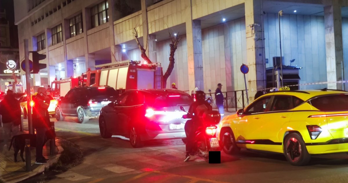 Στην Ευελπίδων ο Σουδανός που απειλούσε να ανατιναχθεί έξω από τη ΓΑΔΑ με χειροβομβίδες - εικόνα 2