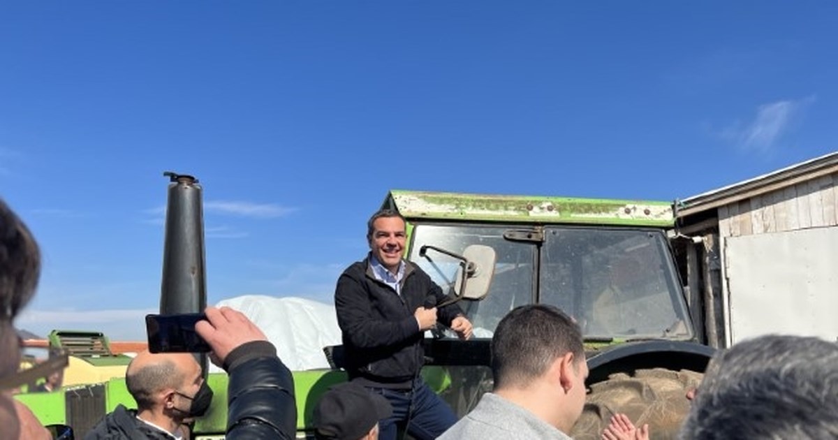Ανέβηκε σε τρακτέρ ο Στέφανος Κασσελάκης: Έχετε κάθε δίκιο να είστε εξοργισμένοι, να είστε στα μπλόκα, είπε στους αγρότες