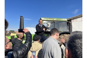 Ανέβηκε σε τρακτέρ ο Στέφανος Κασσελάκης: Έχετε κάθε δίκιο να είστε εξοργισμένοι, να είστε στα μπλόκα, είπε στους αγρότες