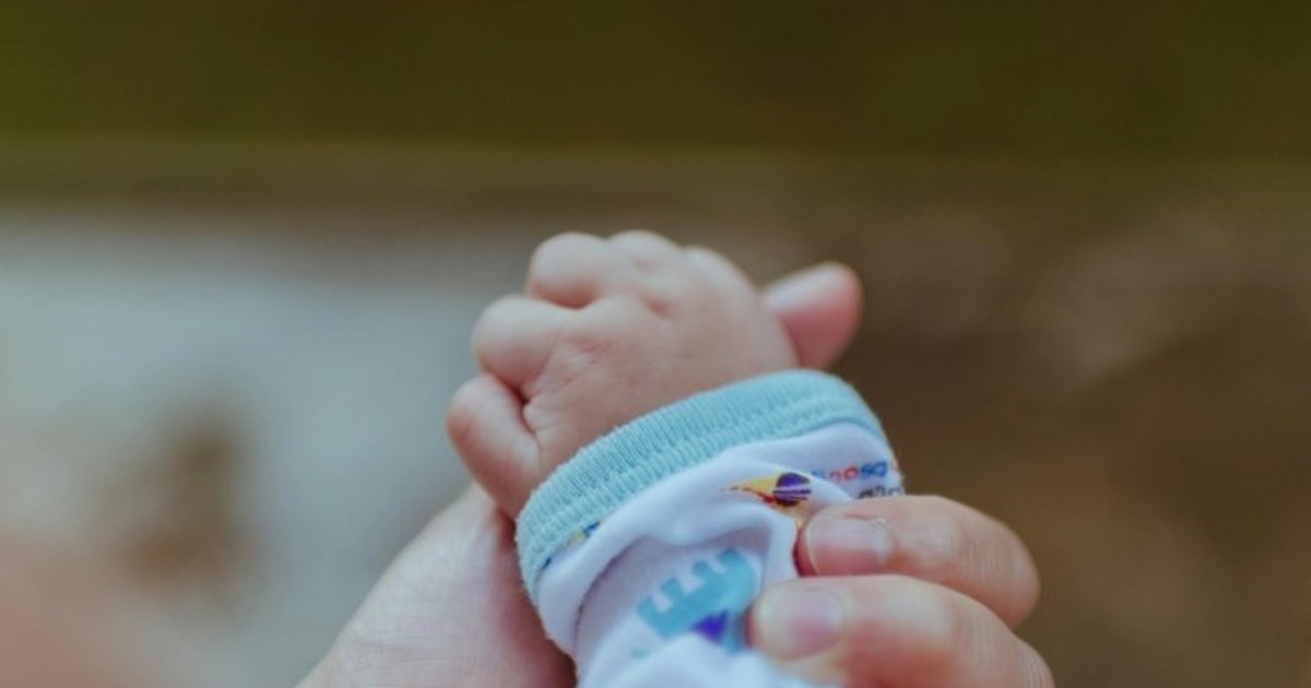 Άλιμος: Η στιγμή που αστυνομικός βρίσκει το μωρό δίπλα σε κάδο σκουπιδιών και το παίρνει αγκαλιά [βίντεο]