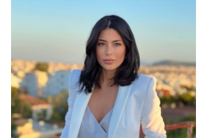 Λατινοπούλου κατά Βελόπουλου: Όταν κάποιος πουλάει επιστολές του Ιησού και κηραλοιφές για πάσα νόσο δεν είναι τσαρλατάνος;