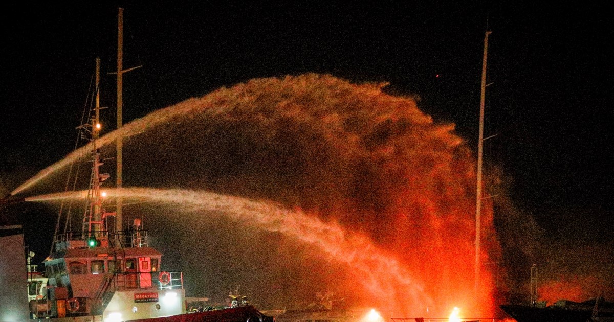 Εικόνες καταστροφής στη Μαρίνα Ζέας: Οι φλόγες έλιωσαν τα πολυτελή σκάφη - Kίνδυνος ρύπανσης της θάλασσας - εικόνα 10