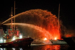 Εικόνες καταστροφής στη Μαρίνα Ζέας: Οι φλόγες έλιωσαν τα πολυτελή σκάφη - Kίνδυνος ρύπανσης της θάλασσας - εικόνα 10