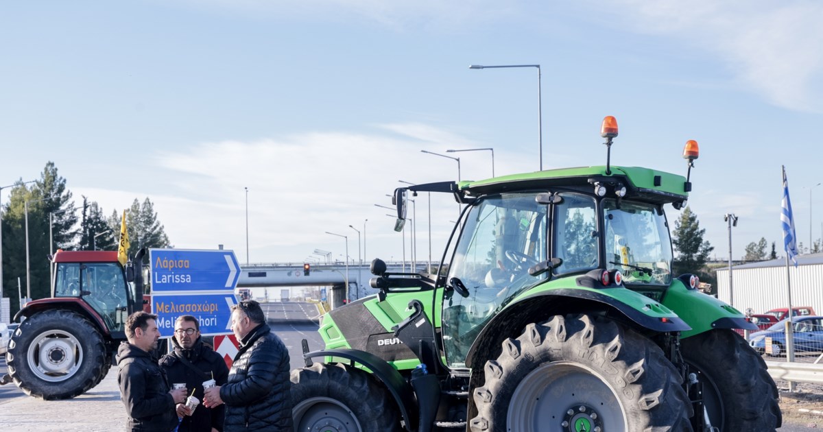 Παραμένουν τα τρακτέρ σε κόμβους της Λάρισας και της Πάτρας - Ανοιχτοί οι δρόμοι