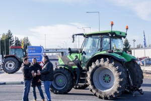 Παραμένουν τα τρακτέρ σε κόμβους της Λάρισας και της Πάτρας - Ανοιχτοί οι δρόμοι