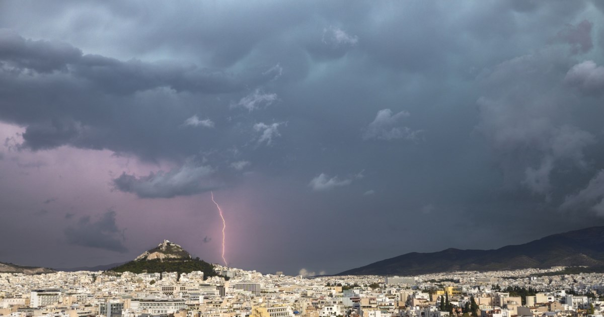 Κακοκαιρία ATENA: Μπουρίνι δημιούργησε υδροστρόβιλο στην Κορώνη [βίντεο]