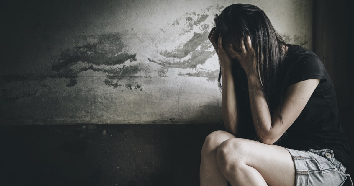 Σαλαμίνα: 20χρονη έπεσε θύμα απόπειρας βιασμού σε ερημική παραλία – Πώς την έσωσε ο φίλος της τελευταία στιγμή