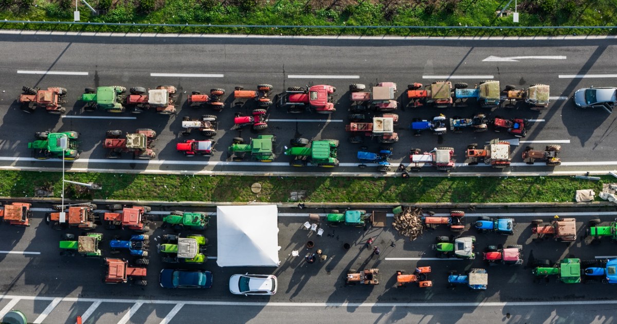 Δεν κάνουν πίσω οι αγρότες: Ενισχύονται τα μπλόκα στους δρόμους - Κτηνοτρόφοι έχυσαν γάλα στη Λάρισα - εικόνα 7