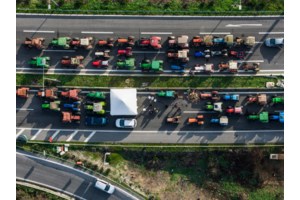 Δεν κάνουν πίσω οι αγρότες: Ενισχύονται τα μπλόκα στους δρόμους - Κτηνοτρόφοι έχυσαν γάλα στη Λάρισα - εικόνα 7