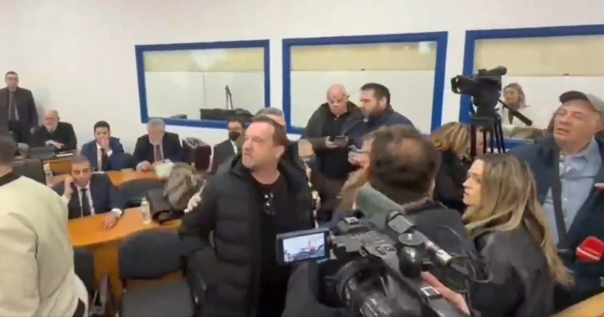 Τέμπη: Πήγε στη δίκη ο σταθμάρχης, έξαλλος ο Νίκος Πλακιάς - 