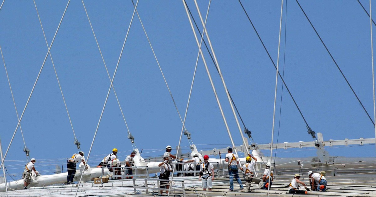 ΟΑΚΑ: Ανέβηκαν χωρίς εξοπλισμό και κοιμήθηκαν στο στέγαστρο Καλατράβα – Ποιοι είναι οι νεαροί που δηλώνουν αστικοί εξερευνητές