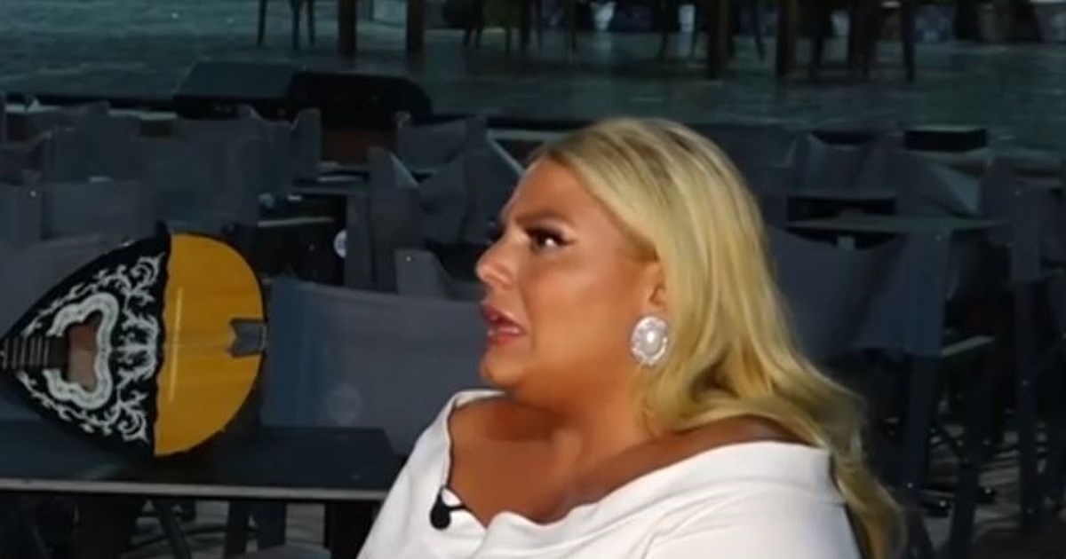 "Κορίτσια στον ήλιο" η Δανάη Μπάρκα και η Νόνη Δούνια - Η απόδρασή τους στις Σπέτσες [εικόνες]