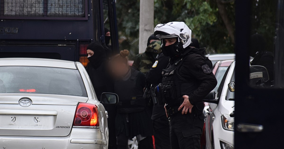 Συλλήψεις για τρομοκρατία: Αυτός είναι ο πολυβολητής του Στρατού - Αποτύπωμά του και DNA στον φάκελο-βόμβα