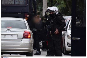 Συλλήψεις για τρομοκρατία: Αυτός είναι ο πολυβολητής του Στρατού - Αποτύπωμά του και DNA στον φάκελο-βόμβα