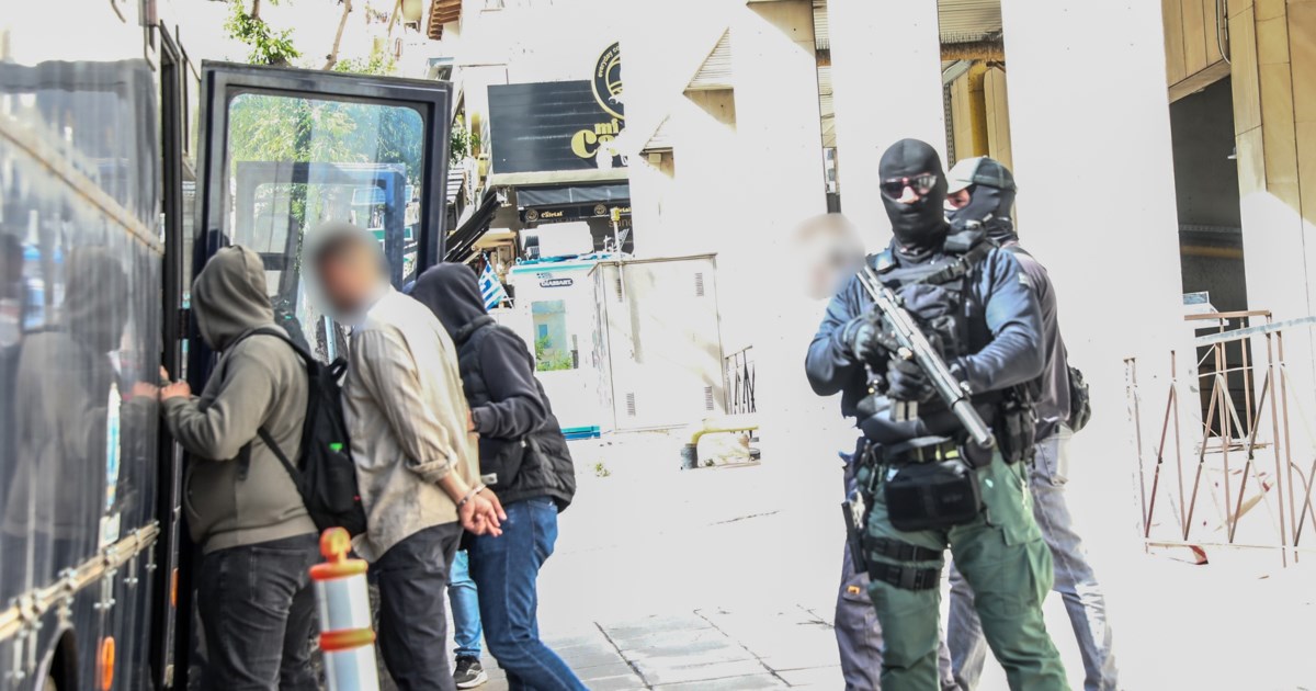 Ληστές στην Τιθορέα: Οι "επιχειρήσεις" σε Αχαΐα - Παπάγου με όπλα και περούκες - Η στιγμή που απειλούν υπαλλήλους