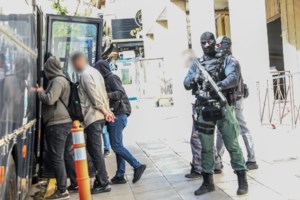 Ληστές στην Τιθορέα: Οι "επιχειρήσεις" σε Αχαΐα - Παπάγου με όπλα και περούκες - Η στιγμή που απειλούν υπαλλήλους