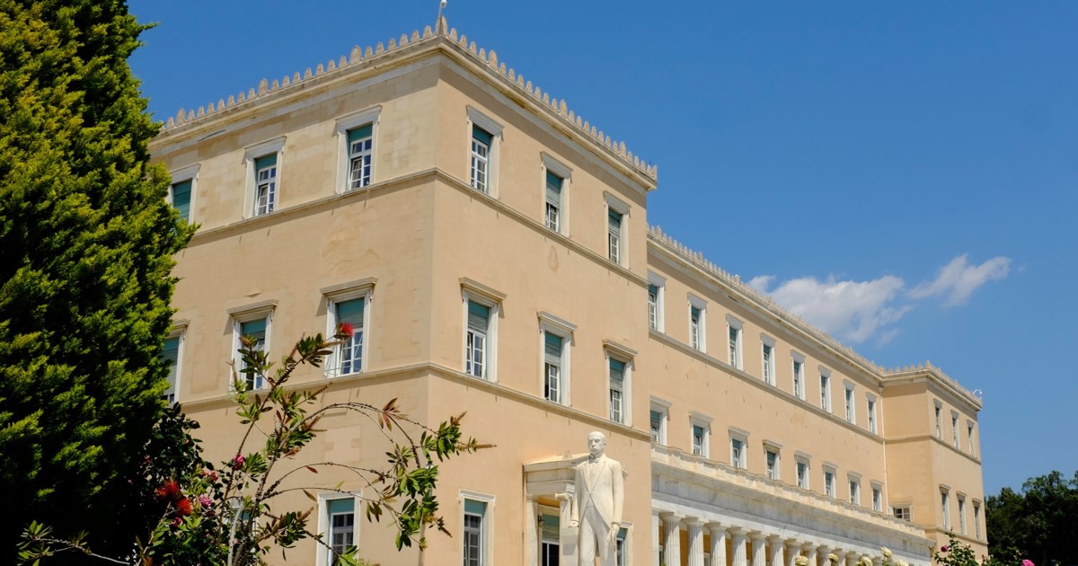 Αποκαλύψεις για τον αστυνομικό στη Βουλή: Οι κόρες του απειλούσαν να αυτοκτονήσουν εάν δεν μπει τέλος στον εφιάλτη τους - εικόνα 2