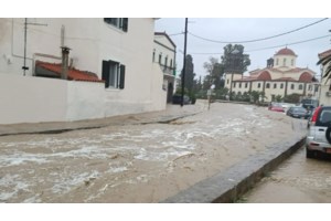 Ρόδος: Προβλήματα από ισχυρή βροχόπτωση στο νησί - Ακινητοποιημένα οχήματα σε κεντρικούς δρόμους