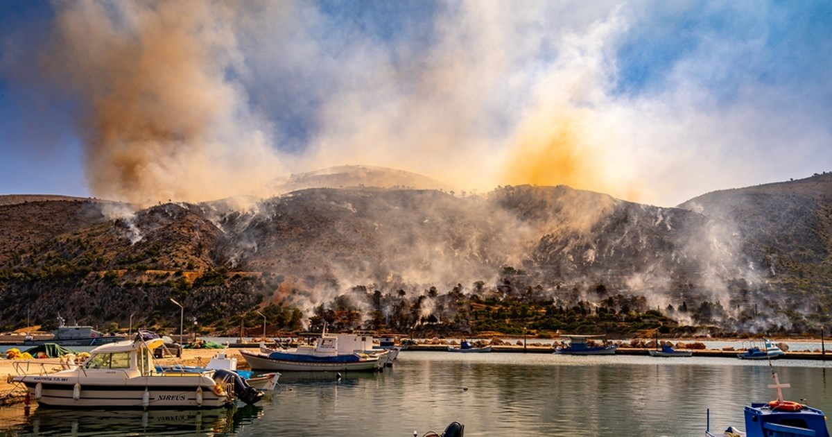 Φωτιά στη Χίο: Το συγκινητικό "ευχαριστώ" των κατοίκων στους ηρωικούς πυροσβέστες που πάλεψαν με τις φλόγες [εικόνες]