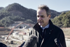 Τα μπλόκα στις εθνικές οδούς τρομάζουν την κυβέρνηση - Δεν κάνουν πίσω οι αγρότες, αύριο η συνάντηση με τον πρωθυπουργό - εικόνα 2