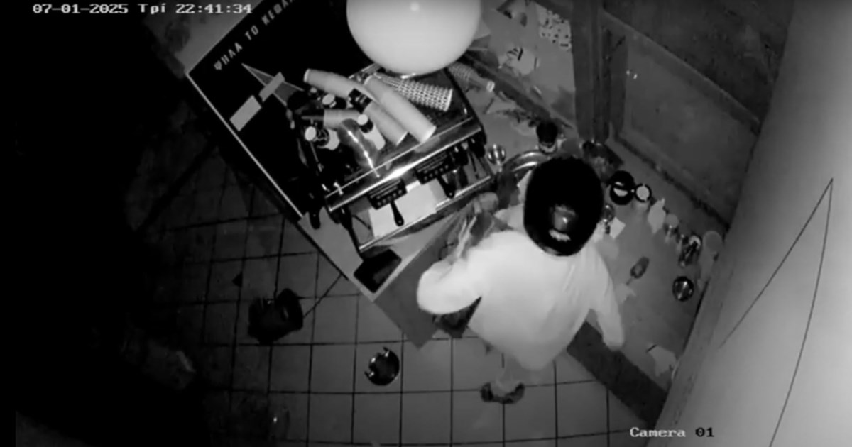 Βίντεο ντοκουμέντα: Πώς δρούσε η σπείρα με τις Βουλγάρες - Έκλεβαν τις κάρτες από ηλικιωμένες και άδειαζαν τους λογαριασμούς - εικόνα 4