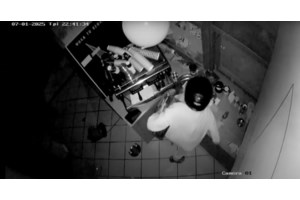 Βίντεο ντοκουμέντα: Πώς δρούσε η σπείρα με τις Βουλγάρες - Έκλεβαν τις κάρτες από ηλικιωμένες και άδειαζαν τους λογαριασμούς - εικόνα 4