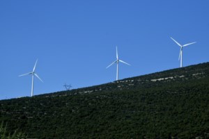 Χωροταξικό για ΑΠΕ: Σε ποιες περιοχές και γιατί δεν θα μπουν ανεμογεννήτριες και φωτοβολταϊκά