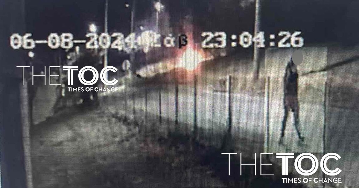 Ανέκφραστος και με χειροπέδες ο 66χρονος καθηγητής που μπαίνει φυλακή για τις φωτιές στη Βάρη - Λέει ότι ήταν στο σπίτι - εικόνα 5