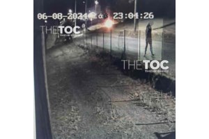 Ανέκφραστος και με χειροπέδες ο 66χρονος καθηγητής που μπαίνει φυλακή για τις φωτιές στη Βάρη - Λέει ότι ήταν στο σπίτι - εικόνα 5