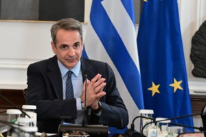 "Μοιράζει λεφτά" ο Κασσελάκης: Υπόσχεται επαναφορά 13ου και 14ου μισθού στους δημοσίους υπαλλήλους