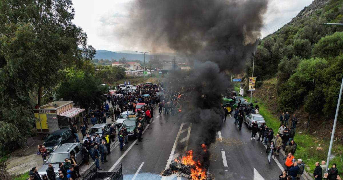Ο Κουτσούμπας στο μπλόκο της Νίκαιας: "Βαστάτε γερά - Στηρίζουμε τον δίκαιο αγώνα των αγροτών" [εικόνες] - εικόνα 3