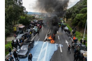 Αμετακίνητοι οι αγρότες στα μπλόκα που πληθαίνουν - Ετοιμάζονται για γιορτές με τα τρακτέρ στους δρόμους - εικόνα 4